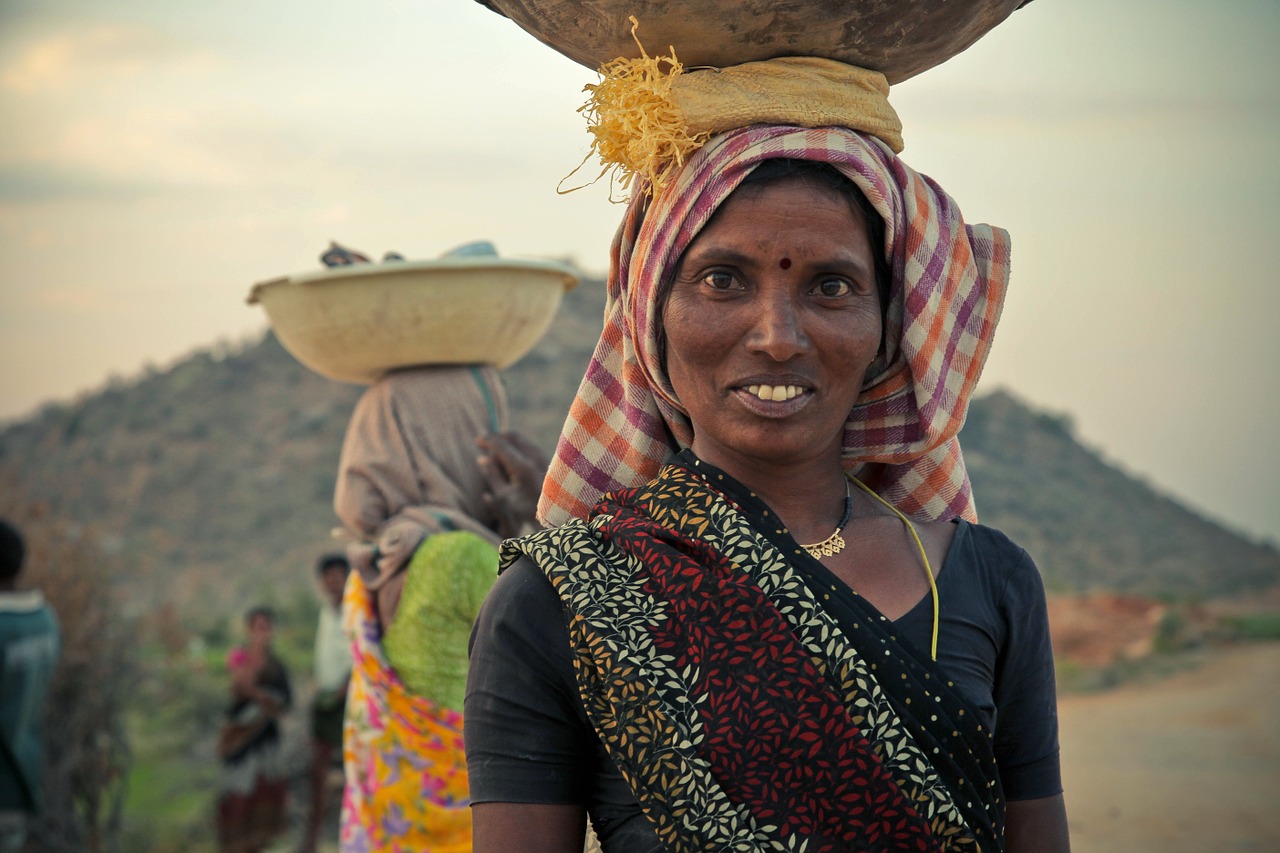 woman, carrying, head